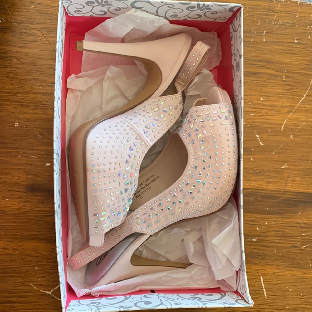NIB “Lulu Townsend” pink sequined open toe pump